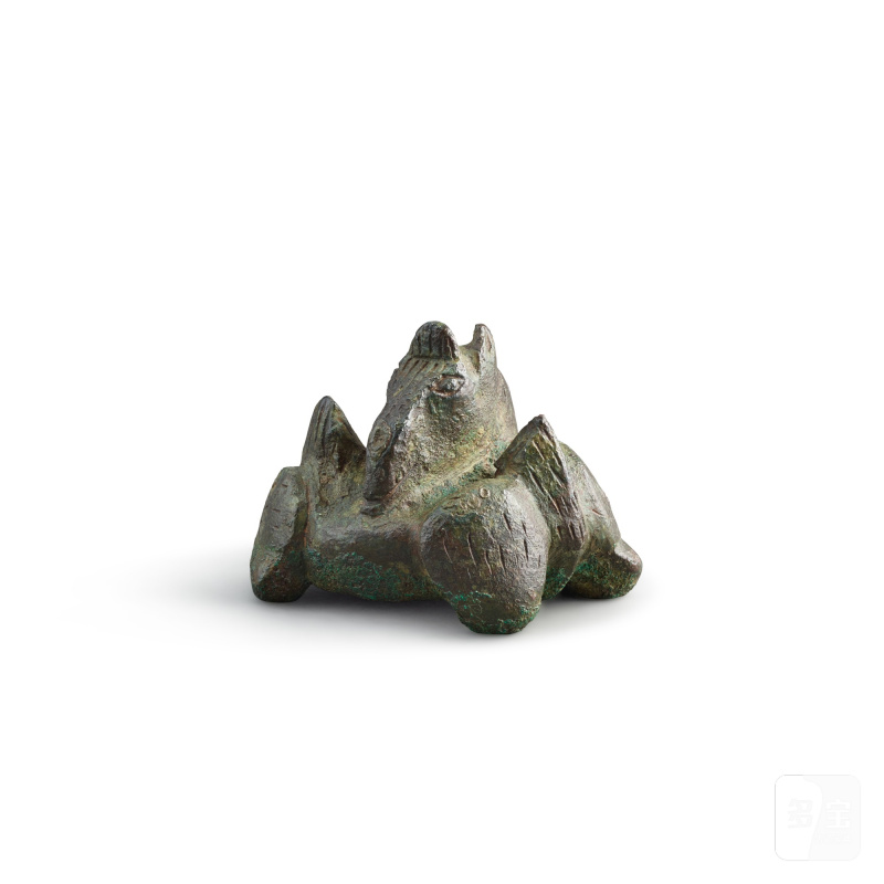 An archaic bronze 'mythical beast' weight, Han dynasty | 漢 青銅異獸席鎮 - 图2